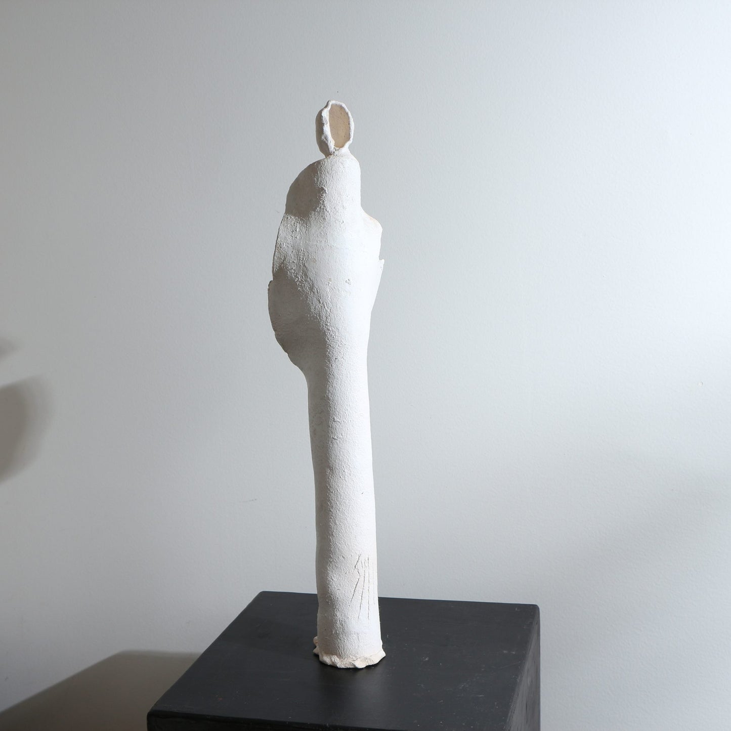 Sculpture d'ange en céramique – Ajouré et mains jointes