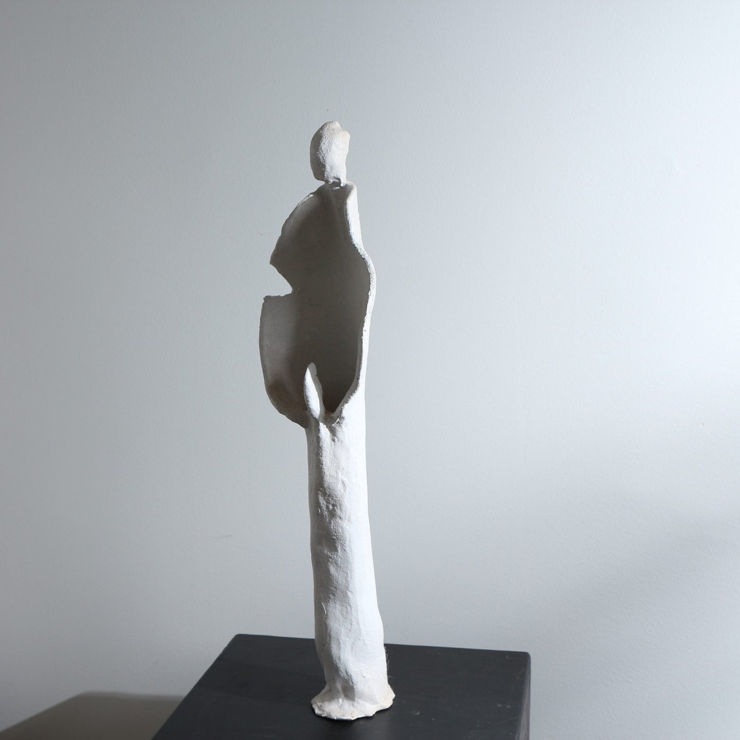 Sculpture d'ange en céramique – Ajouré et mains jointes