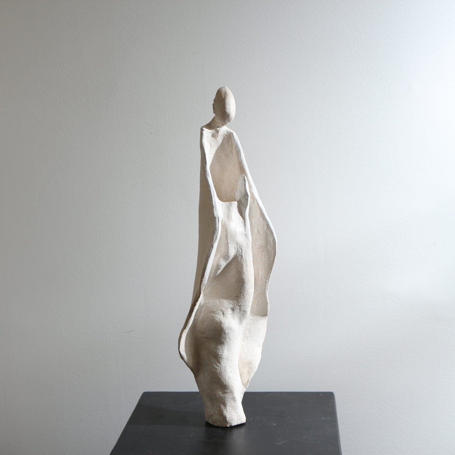 Sculpture d'ange en céramique – Mains jointes