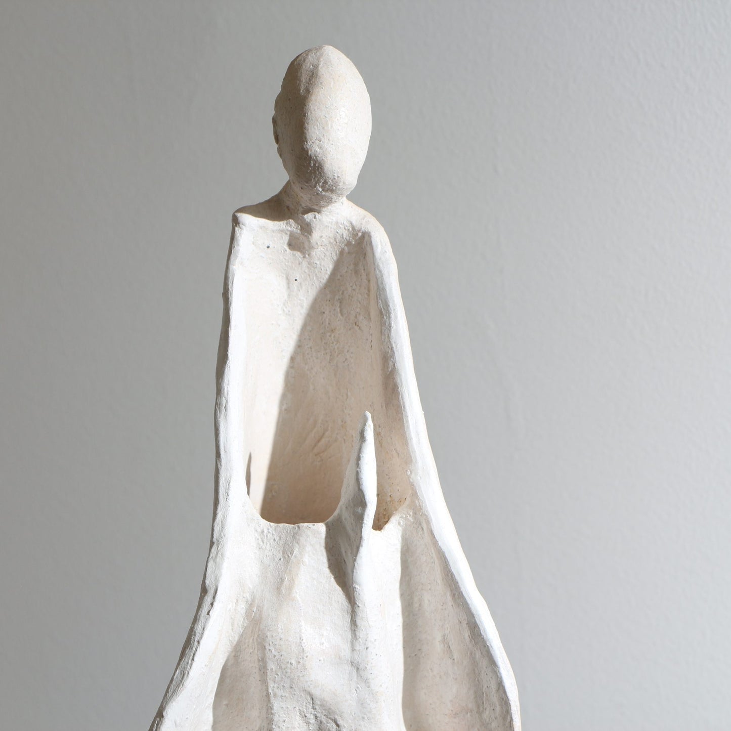 Sculpture d'ange en céramique – Mains jointes