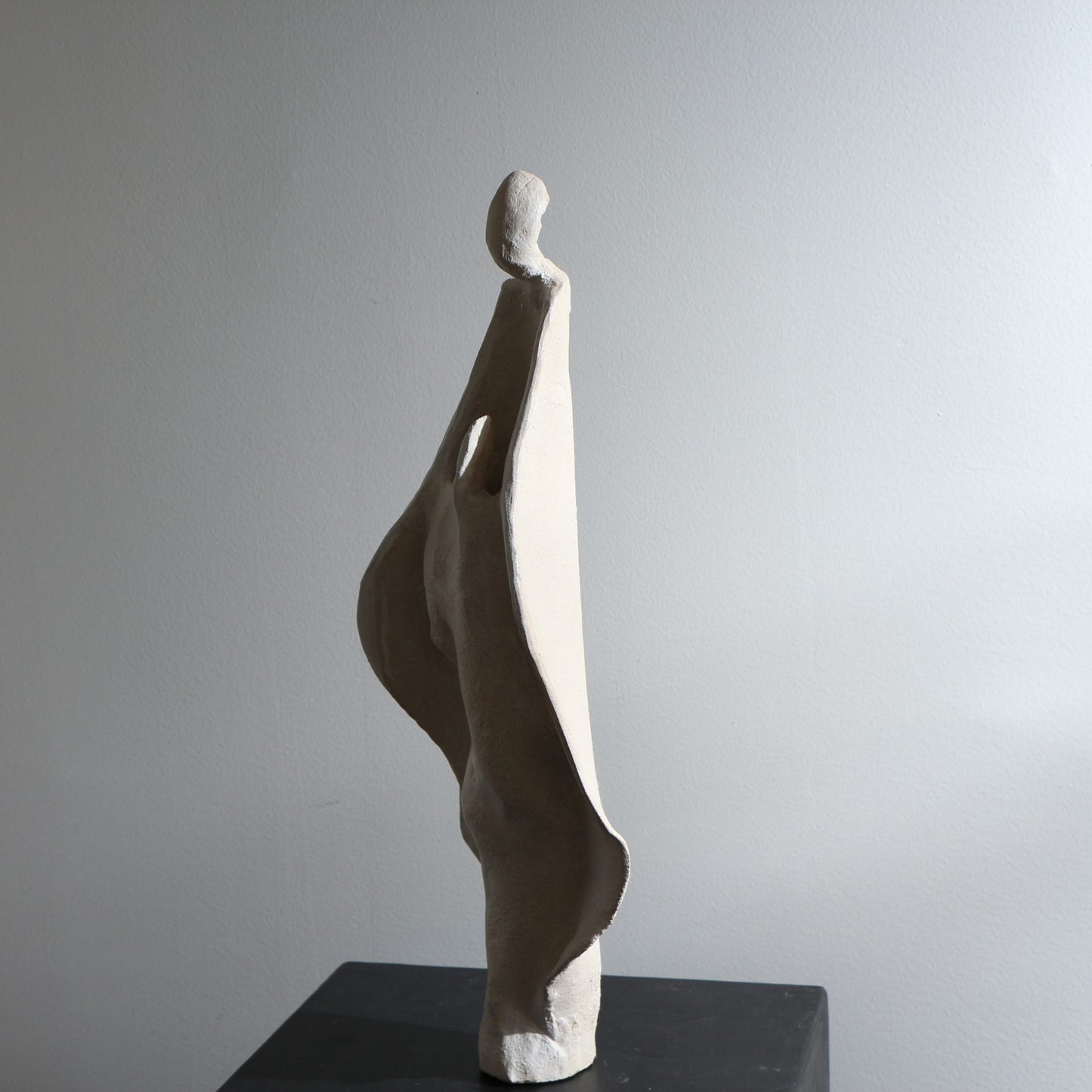 Sculpture d'ange en céramique – Mains jointes