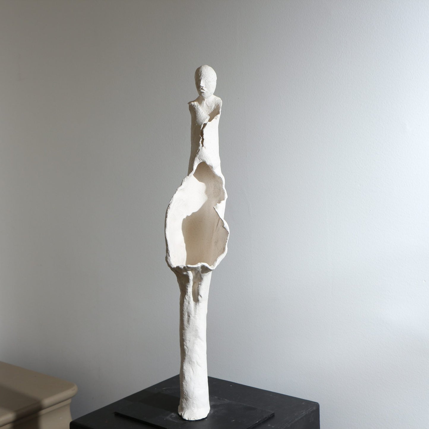 Sculpture d'ange en céramique – Ajouré ouvert et volanté