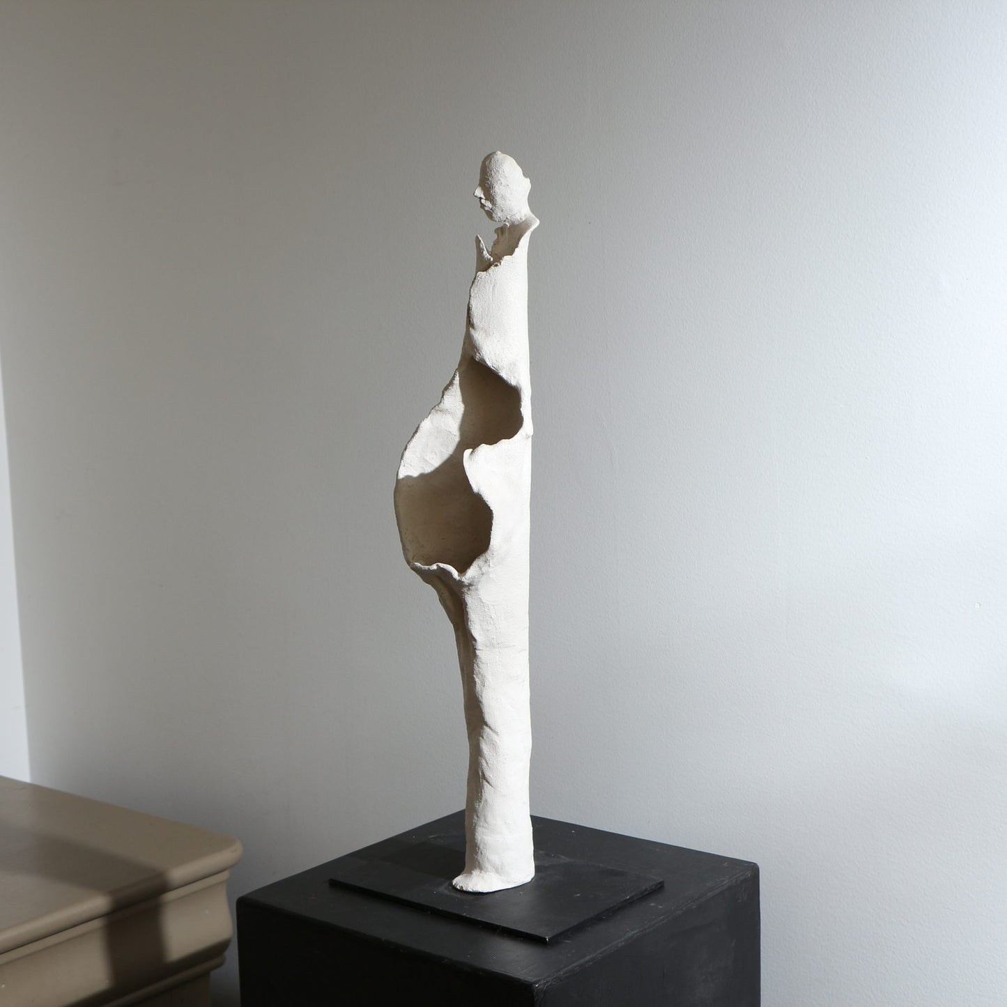 Sculpture d'ange en céramique – Ajouré ouvert et volanté