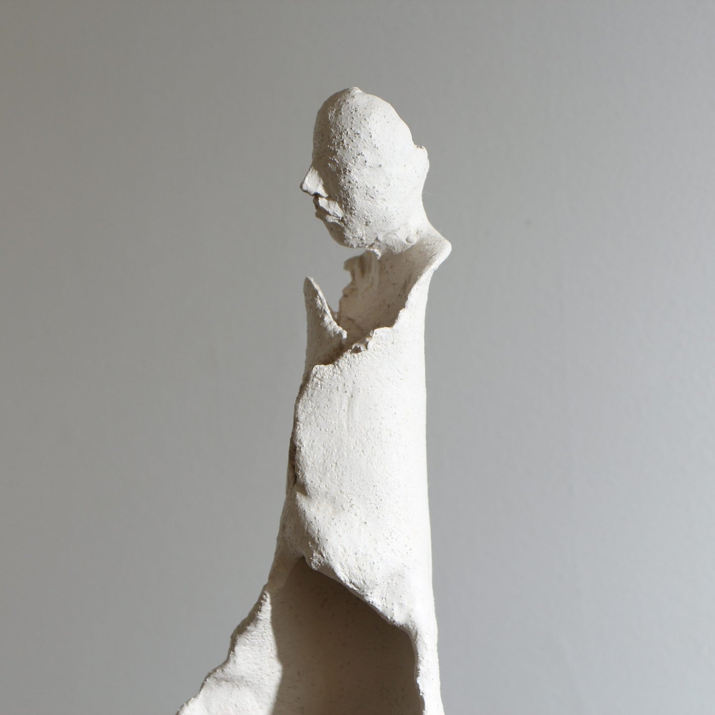 Sculpture d'ange en céramique – Ajouré ouvert et volanté