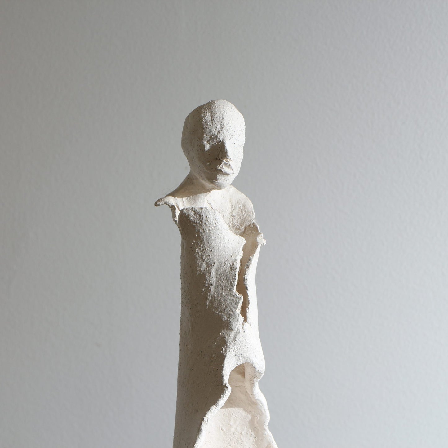 Sculpture d'ange en céramique – Ajouré ouvert et volanté