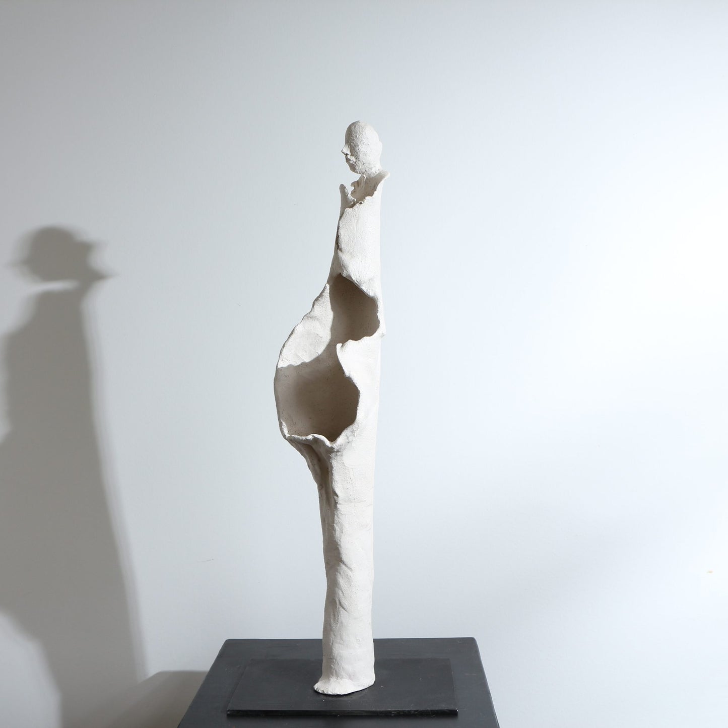 Sculpture d'ange en céramique – Ajouré ouvert et volanté