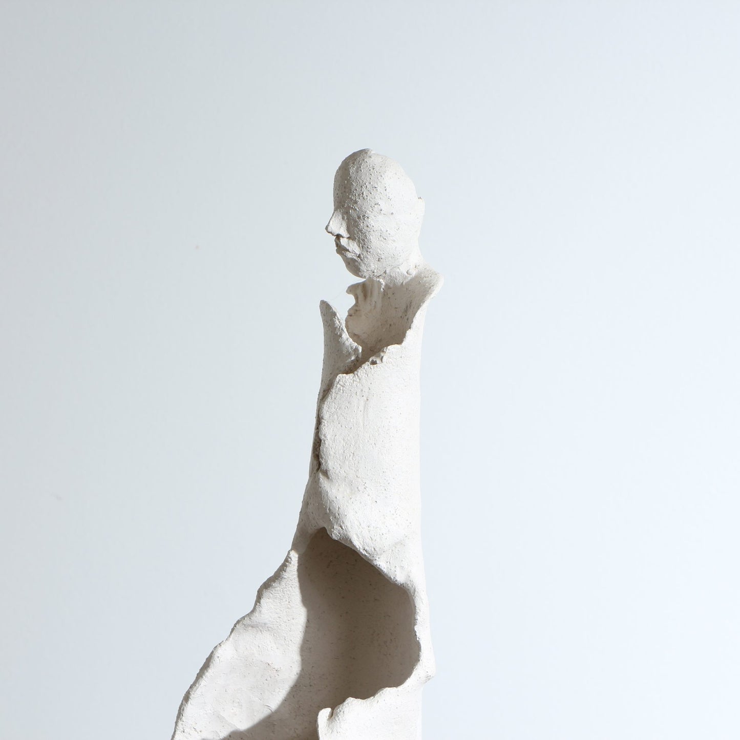 Sculpture d'ange en céramique – Ajouré ouvert et volanté