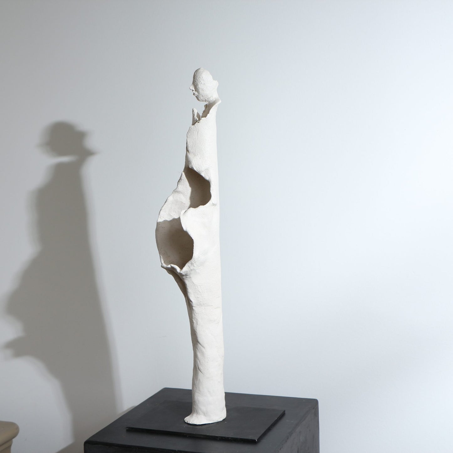 Sculpture d'ange en céramique – Ajouré ouvert et volanté