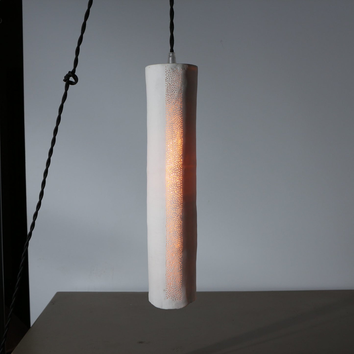 Suspension en porcelaine – Grande ligne perforée
