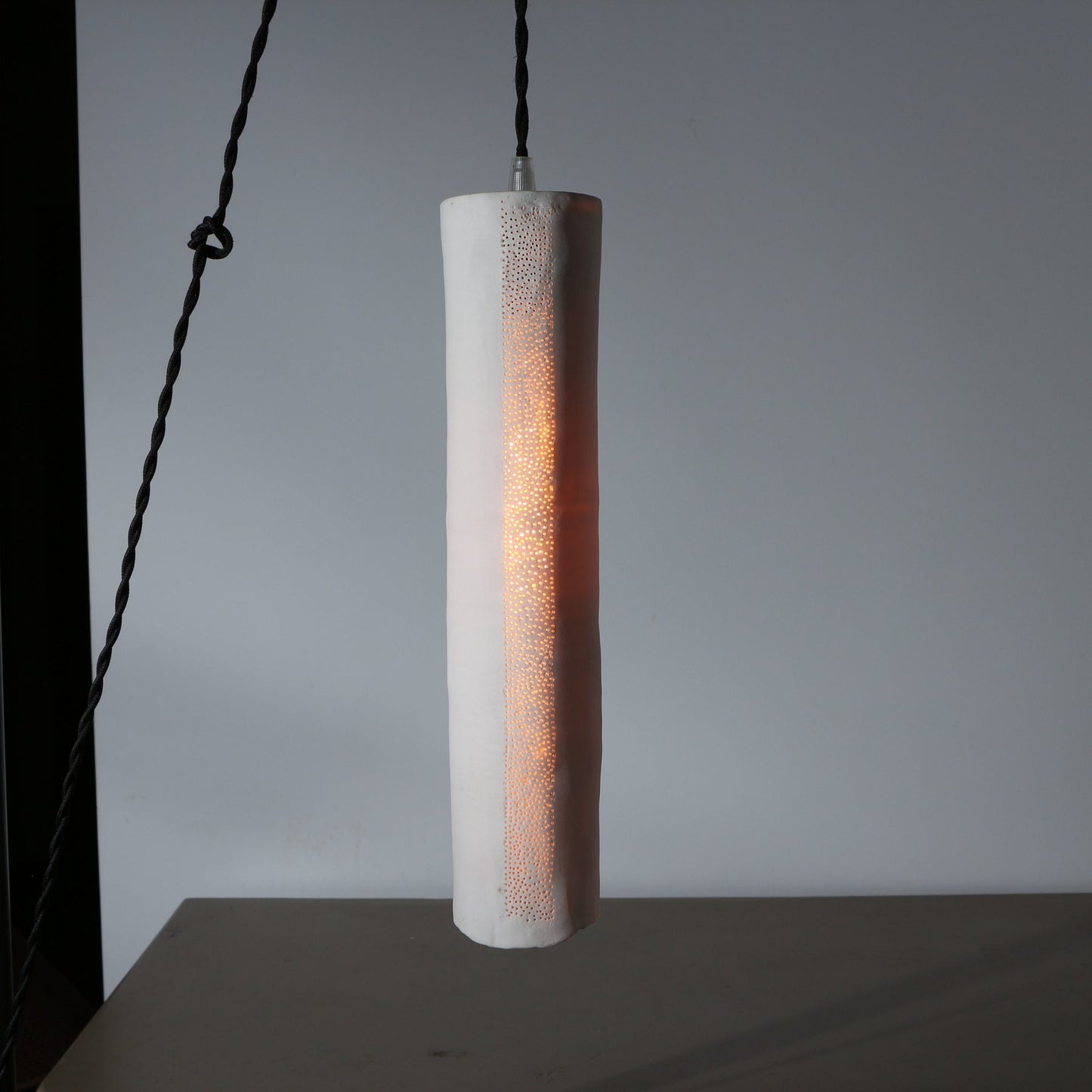 Suspension en porcelaine – Grande ligne perforée