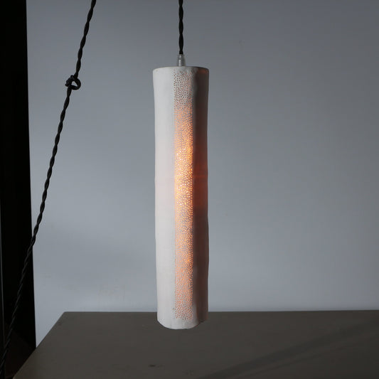 Suspension en porcelaine – Grande ligne perforée