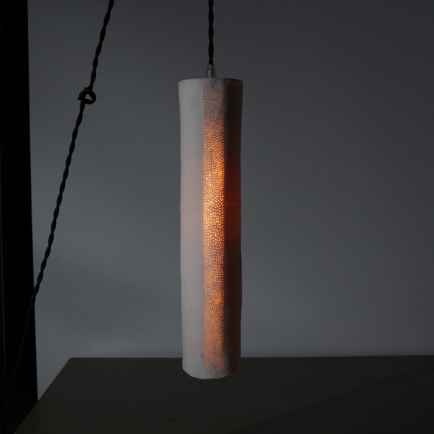 Suspension en porcelaine – Grande ligne perforée
