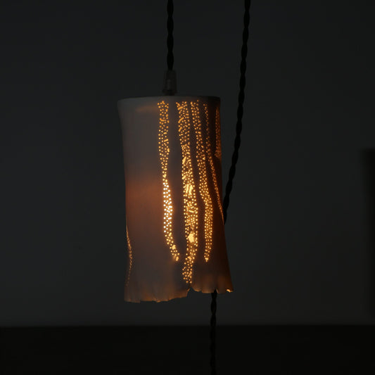 Suspension en porcelaine – Lignes perforées et bordure déchirée