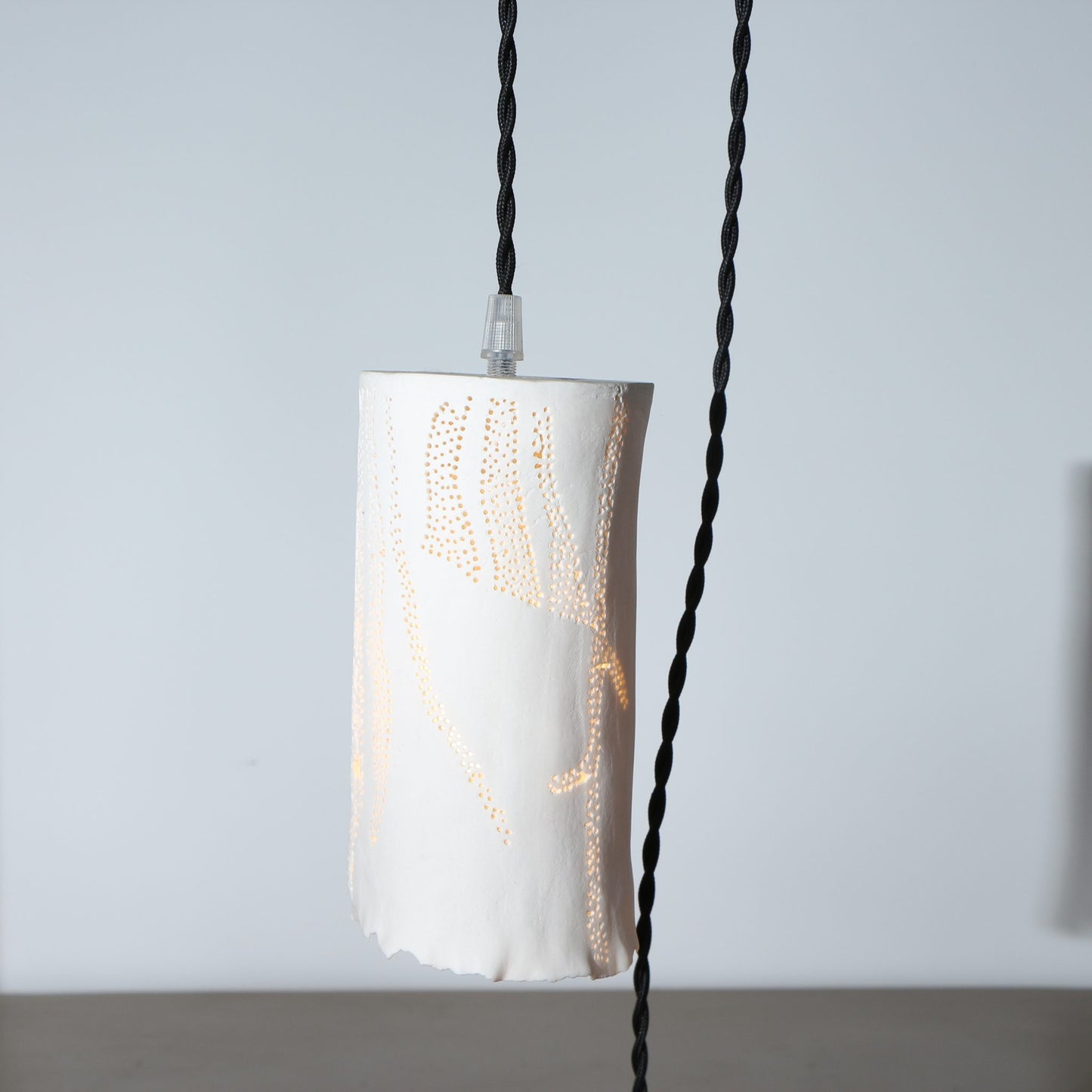Suspension en porcelaine – Lignes perforées et bordure déchirée