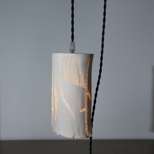 Suspension en porcelaine – Lignes perforées et bordure déchirée