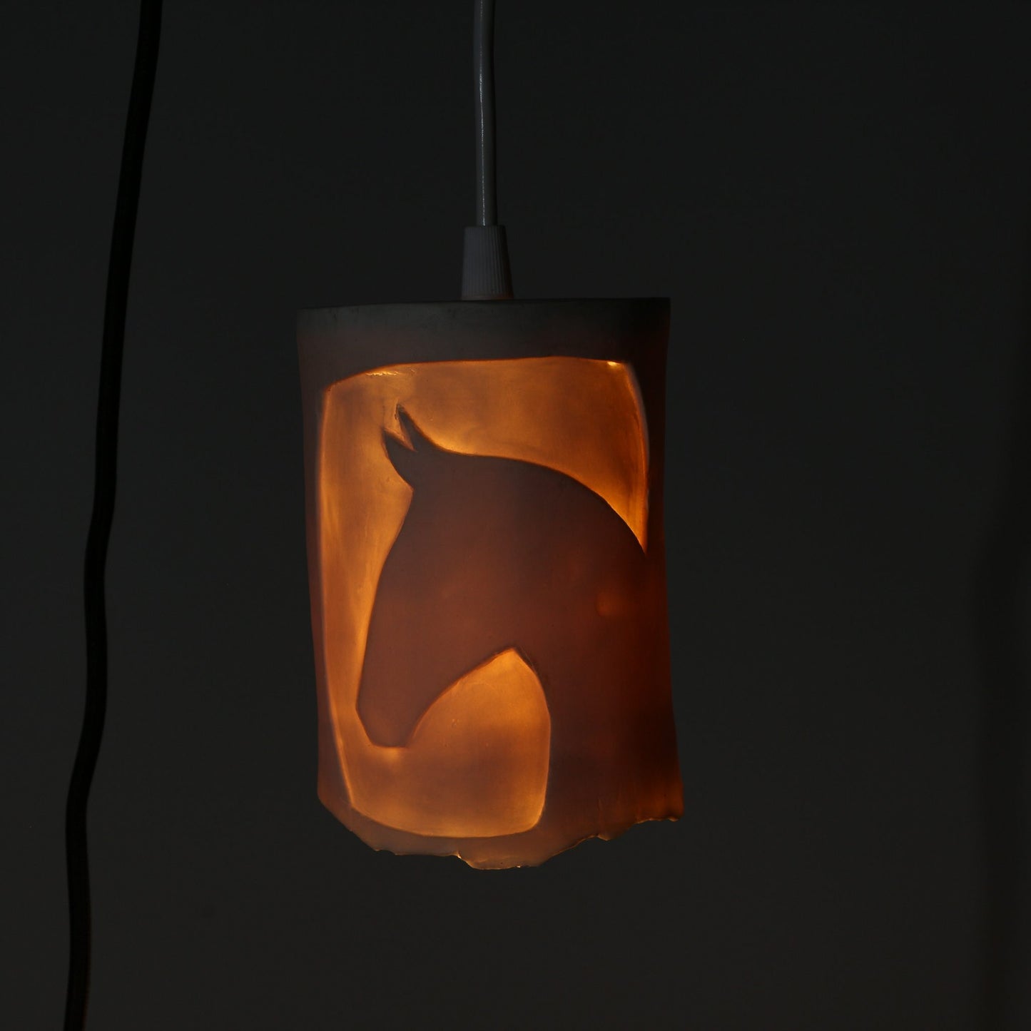 Suspension en porcelaine – Tête de cheval  Recto Verso