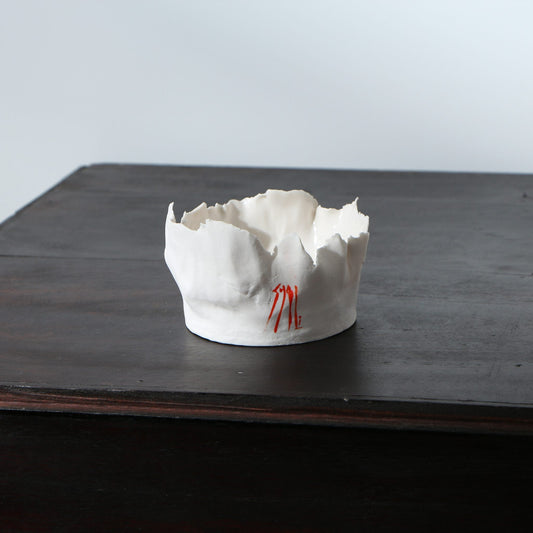 Petit pot porcelaine déchirée signature orange
