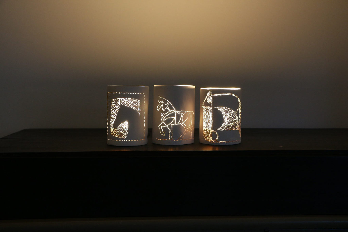 Photophore en porcelaine perforé – Motifs Équestre