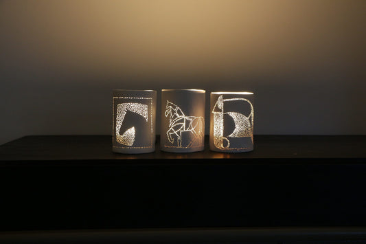 Photophore en porcelaine perforé – Motifs Équestre