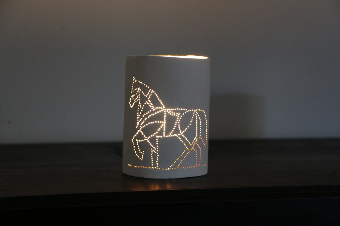 Photophore en porcelaine perforé – Motifs Équestre