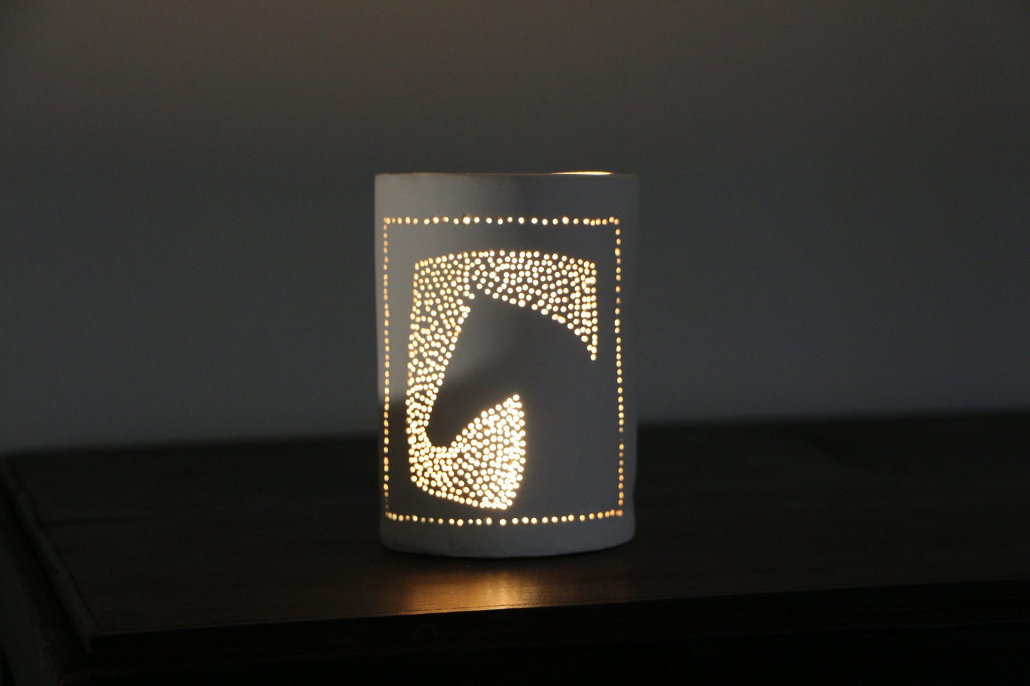 Photophore en porcelaine perforé – Motifs Équestre