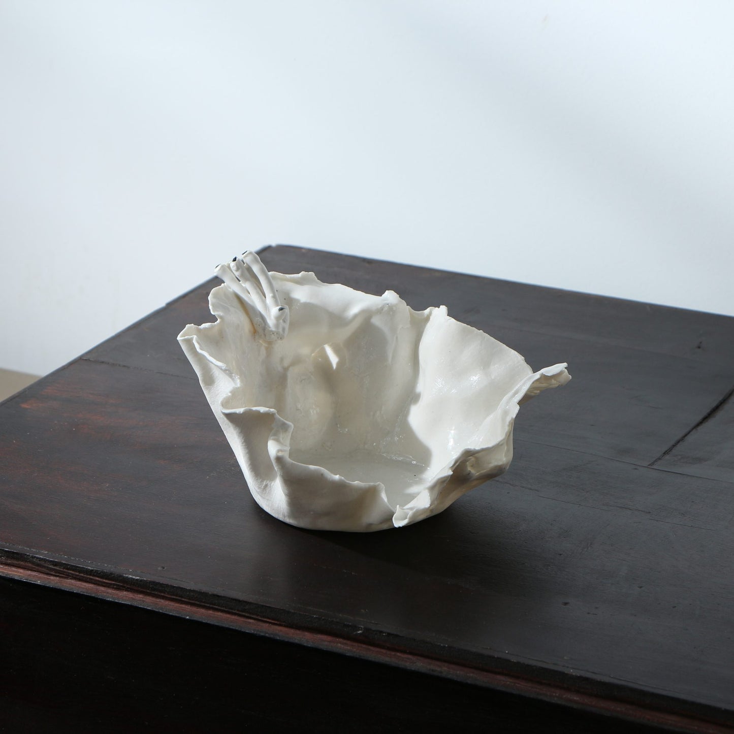 Plat porcelaine déchirée sculpturale corail