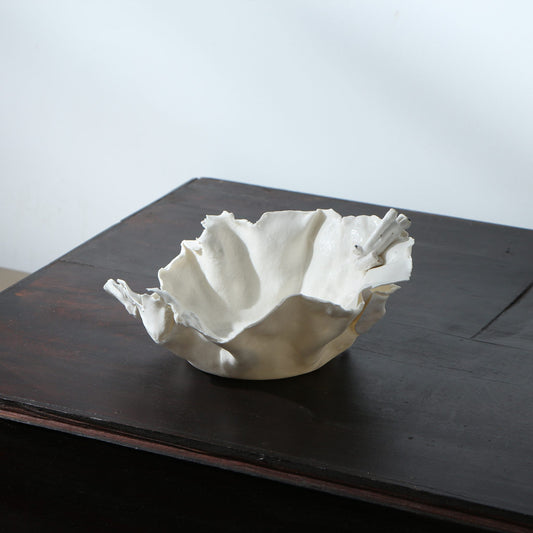 Plat porcelaine déchirée sculpturale corail