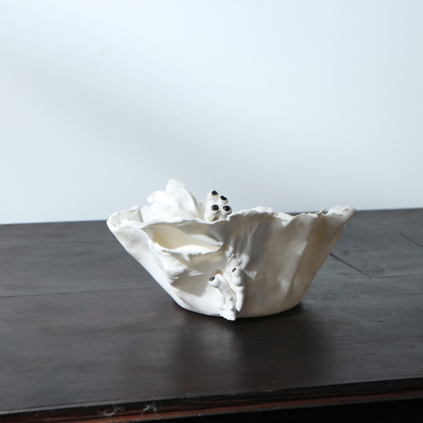 Plat porcelaine déchirée sculpturale corail