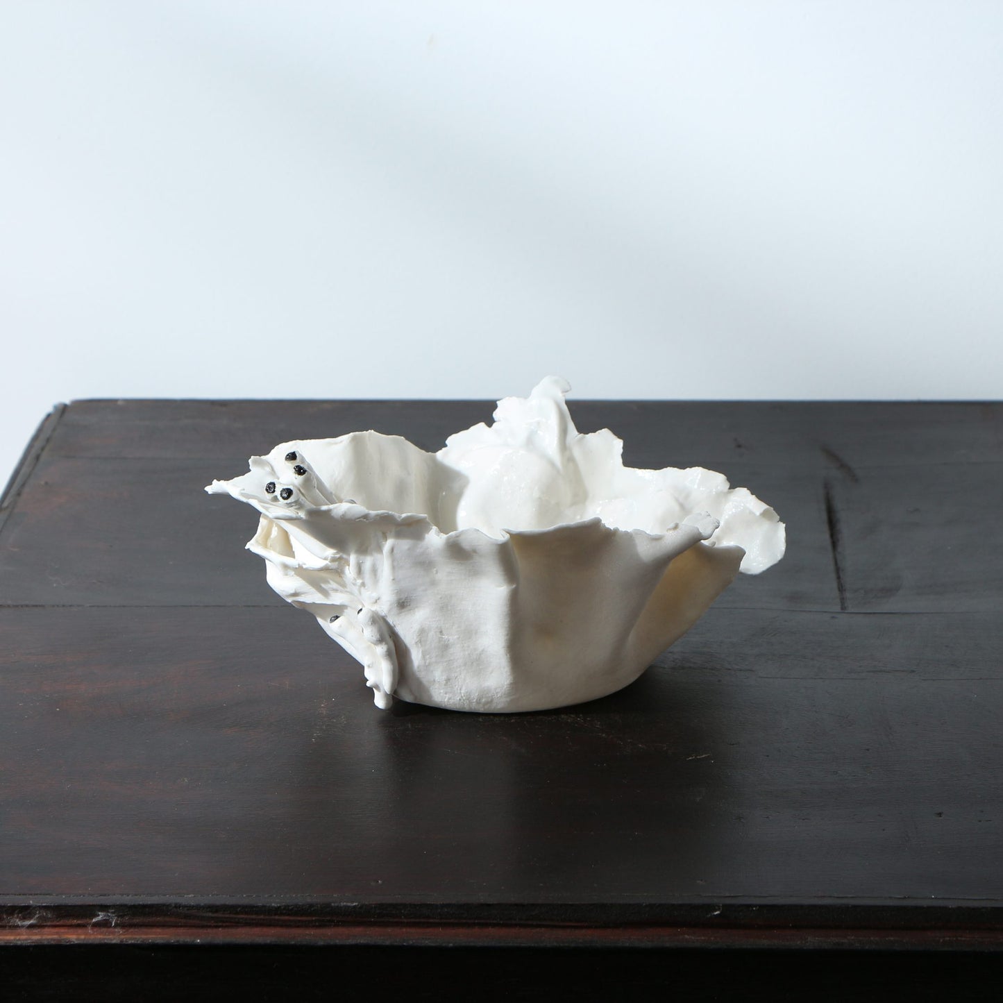 Plat porcelaine déchirée sculpturale corail