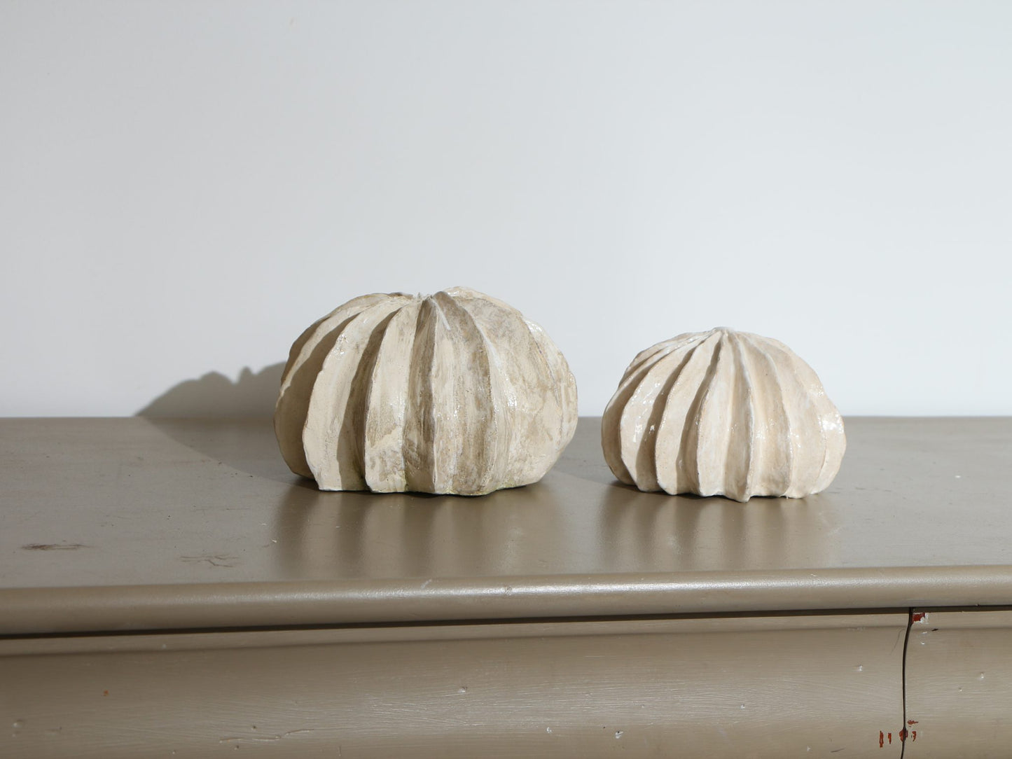 Sculpture de cactus boule en grès strié