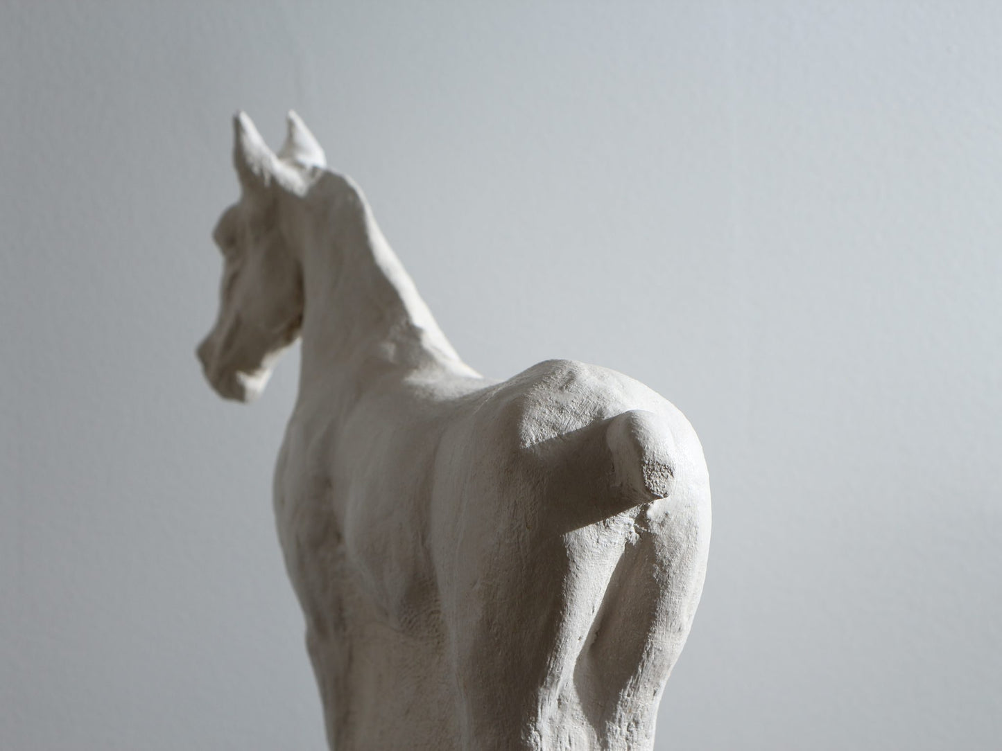 Sculpture de cheval en grès