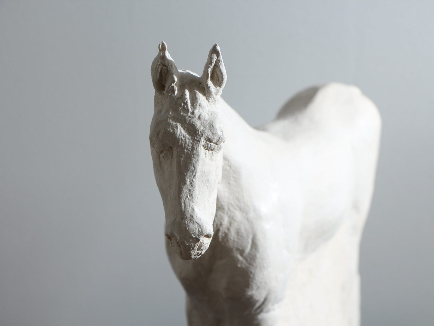 Sculpture de cheval en grès