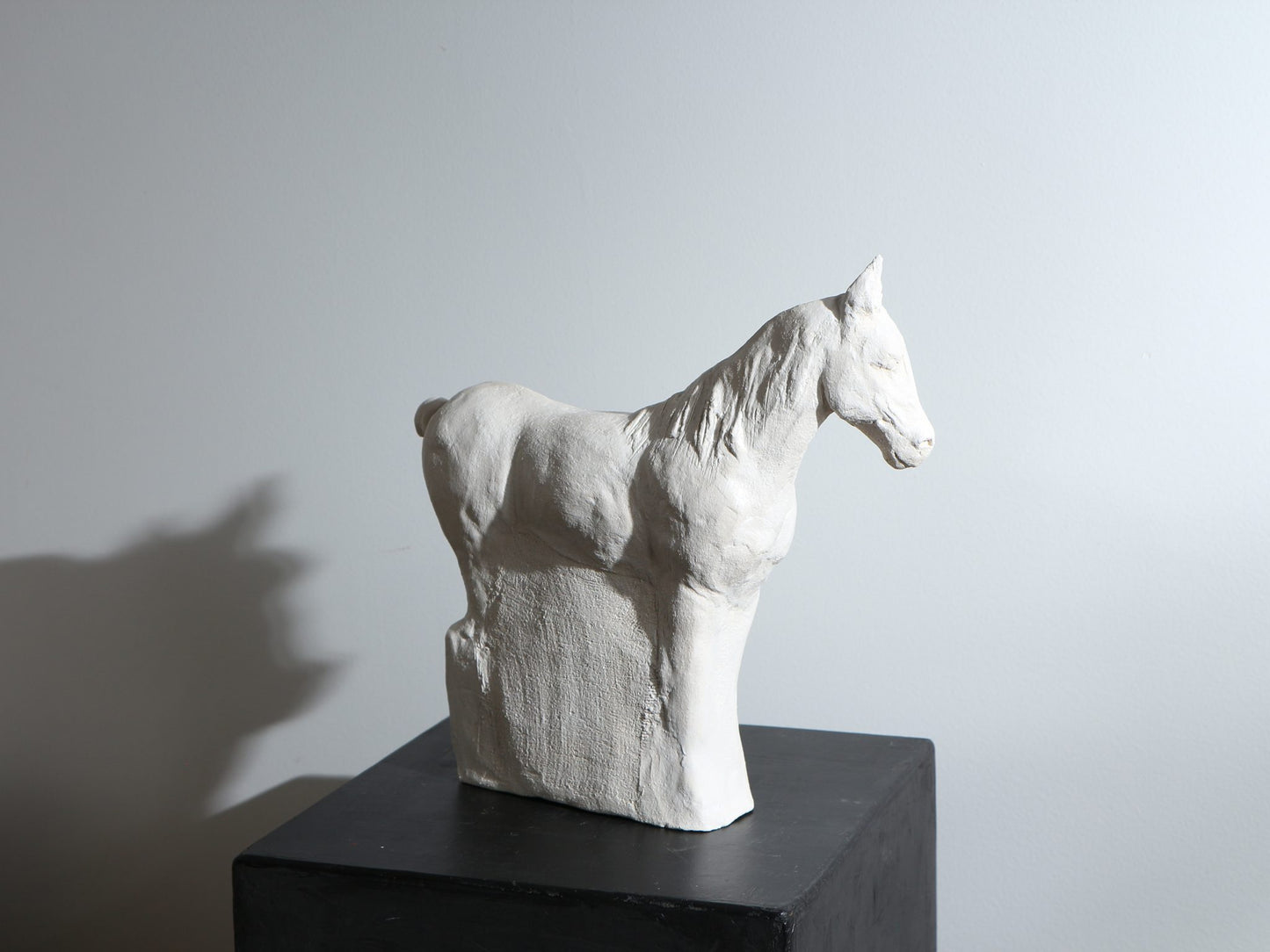 Sculpture de cheval en grès