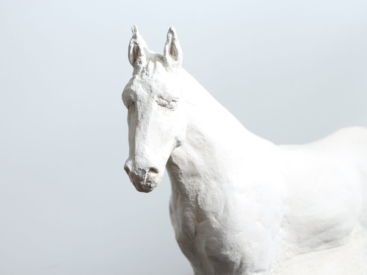 Sculpture de cheval en grès
