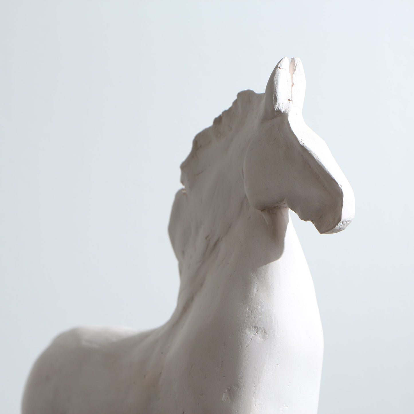 Sculpture de cheval en porcelaine