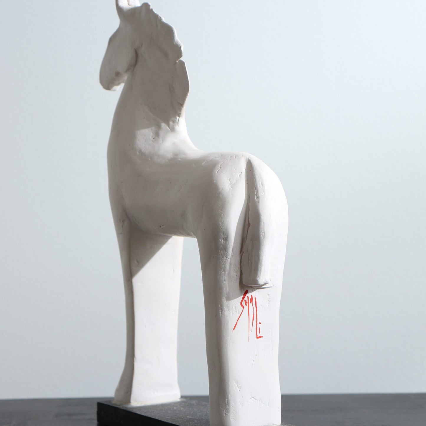 Sculpture de cheval en porcelaine