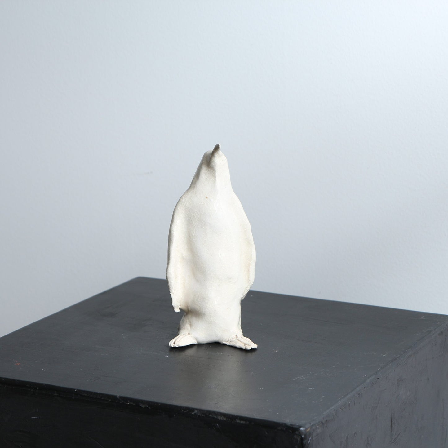 Sculpture de manchot en grès émaillé