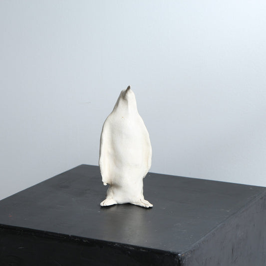 Sculpture de manchot en grès émaillé