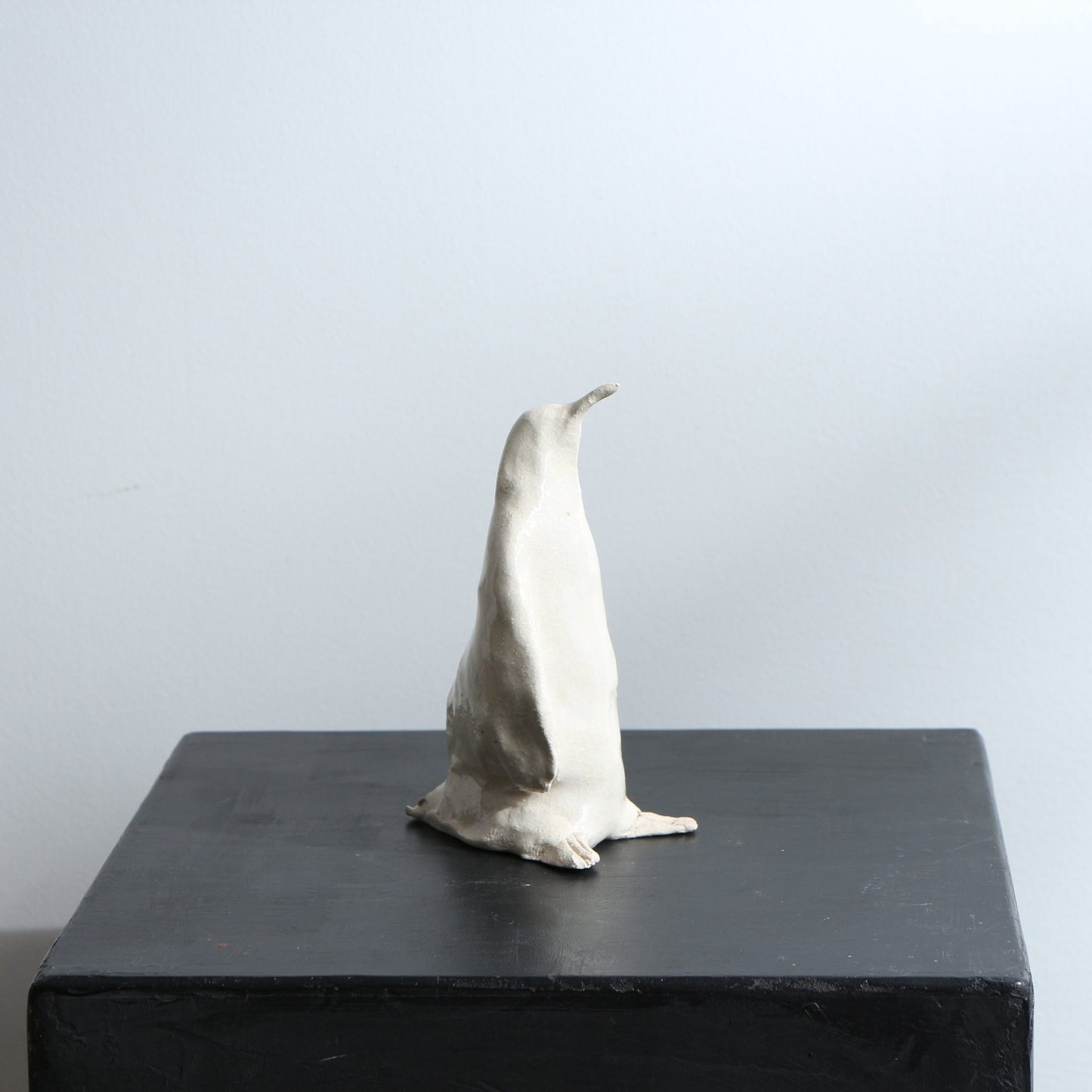 Sculpture de manchot en grès émaillé
