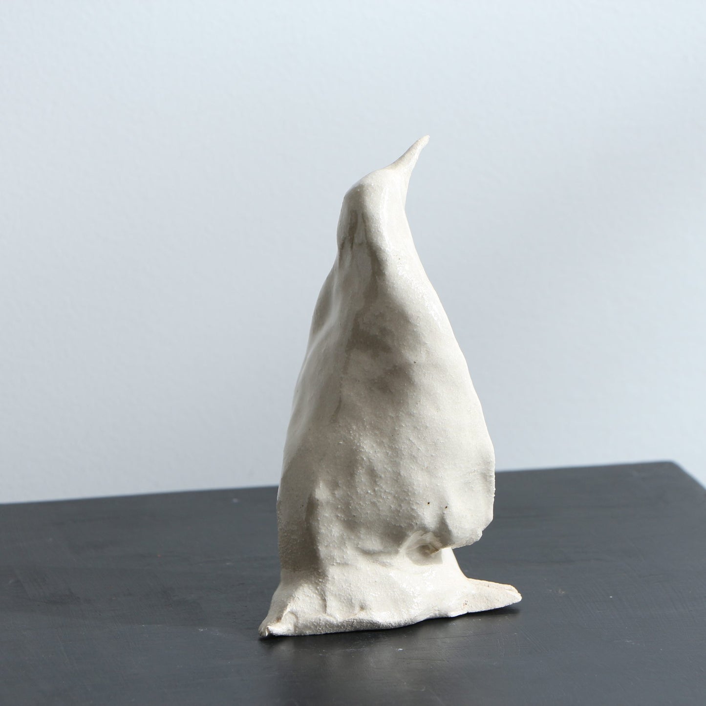 Sculpture de manchot en grès émaillé