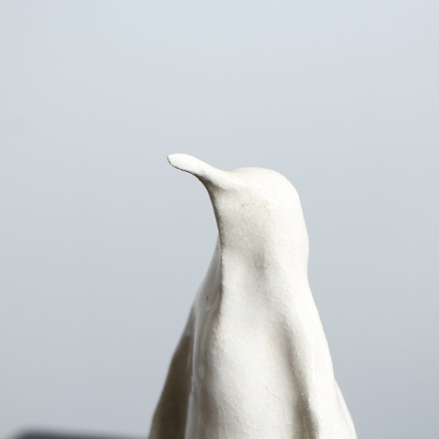 Sculpture de manchot en grès émaillé