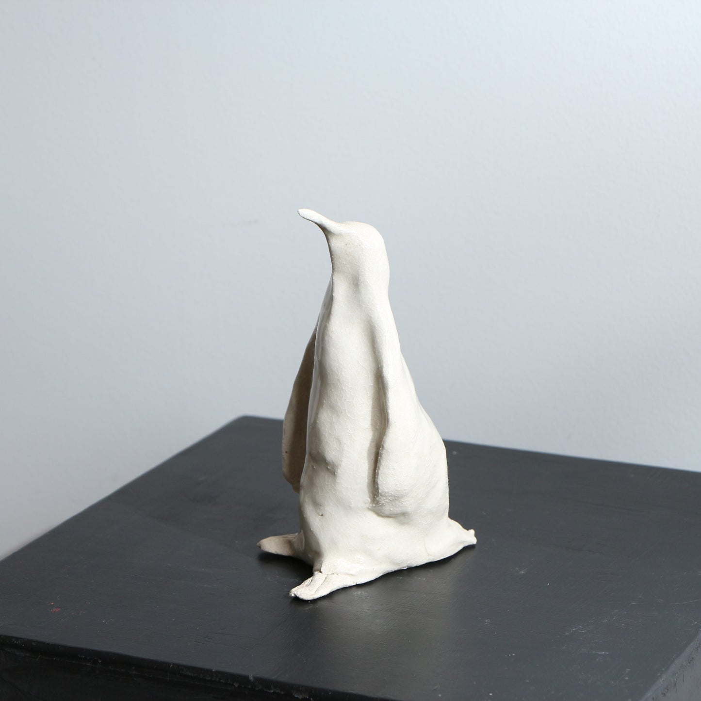 Sculpture de manchot en grès émaillé