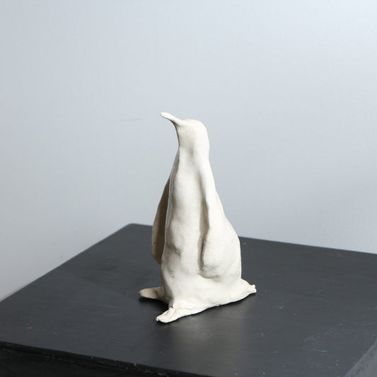 Sculpture de manchot en grès émaillé