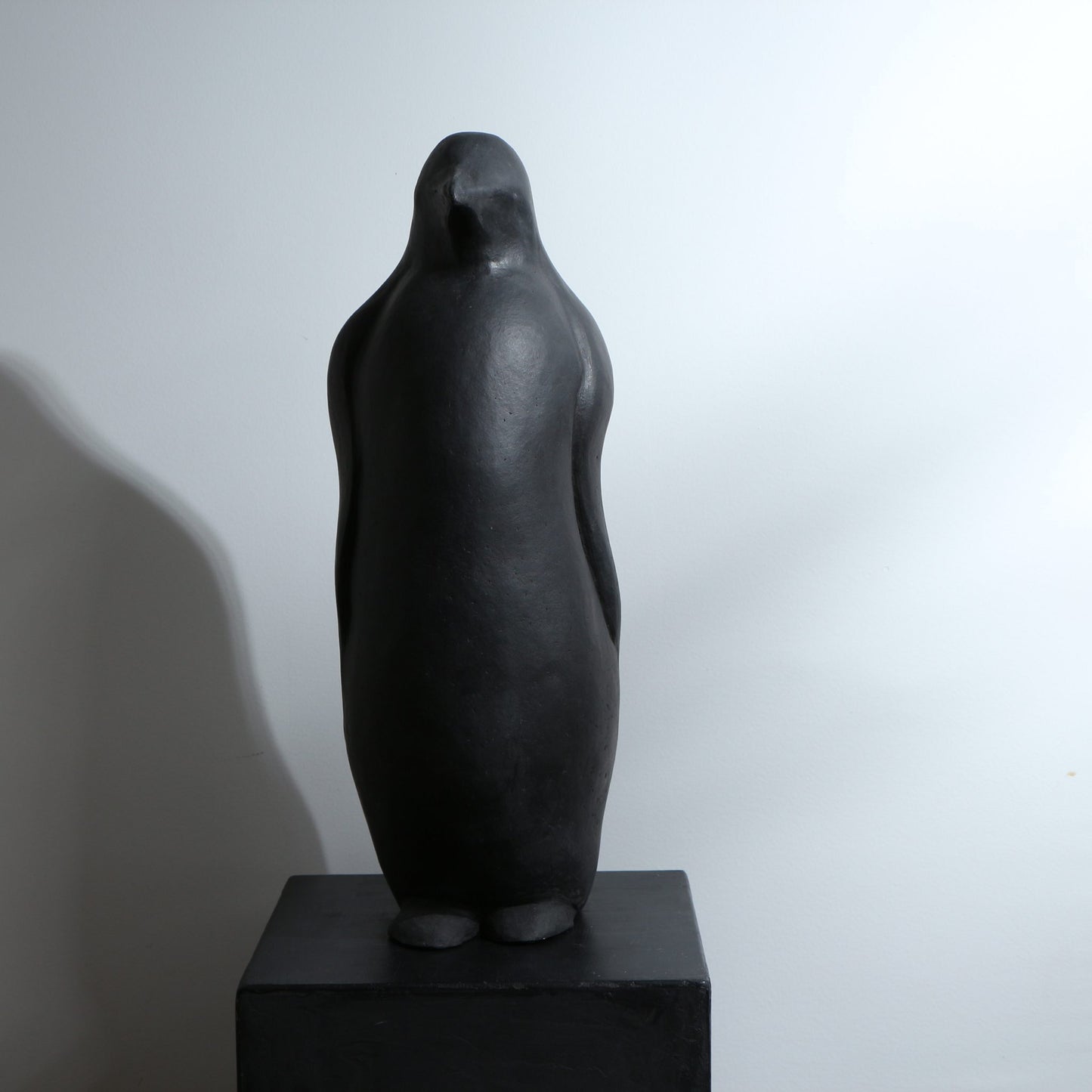 Sculpture de manchot en grès noir – XXL