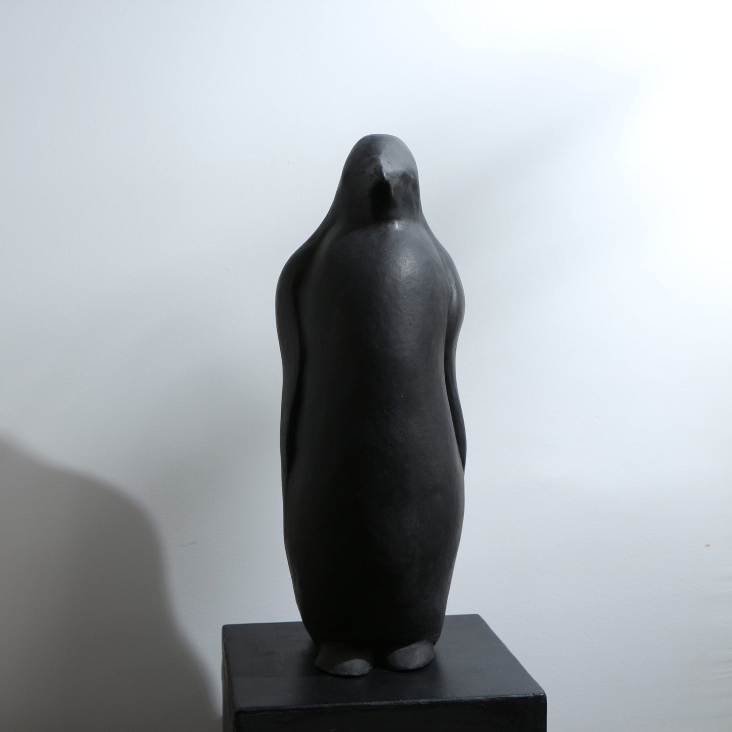 Sculpture de manchot en grès noir – XXL