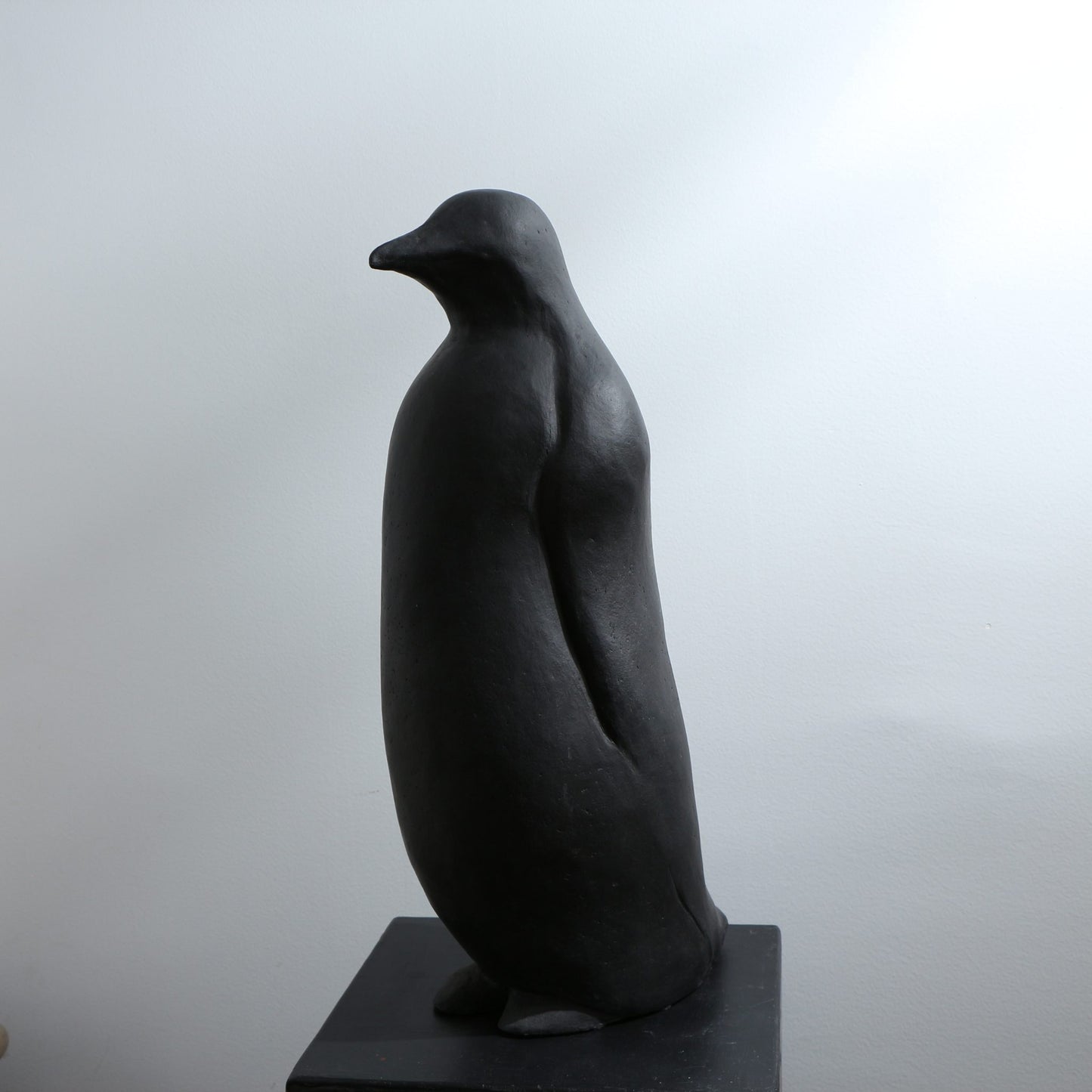 Sculpture de manchot en grès noir – XXL