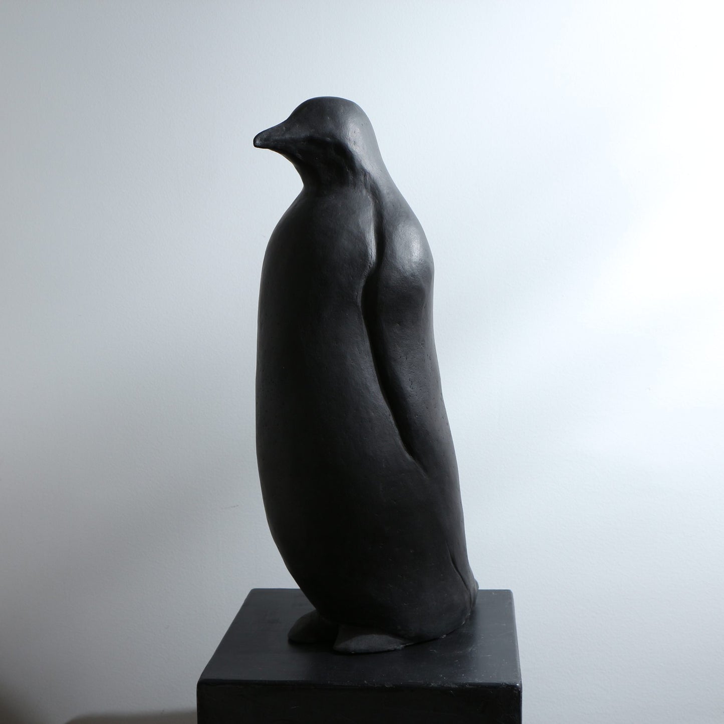 Sculpture de manchot en grès noir – XXL