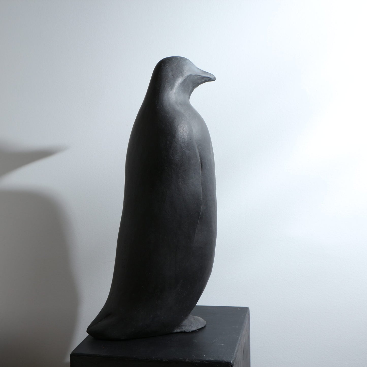 Sculpture de manchot en grès noir – XXL