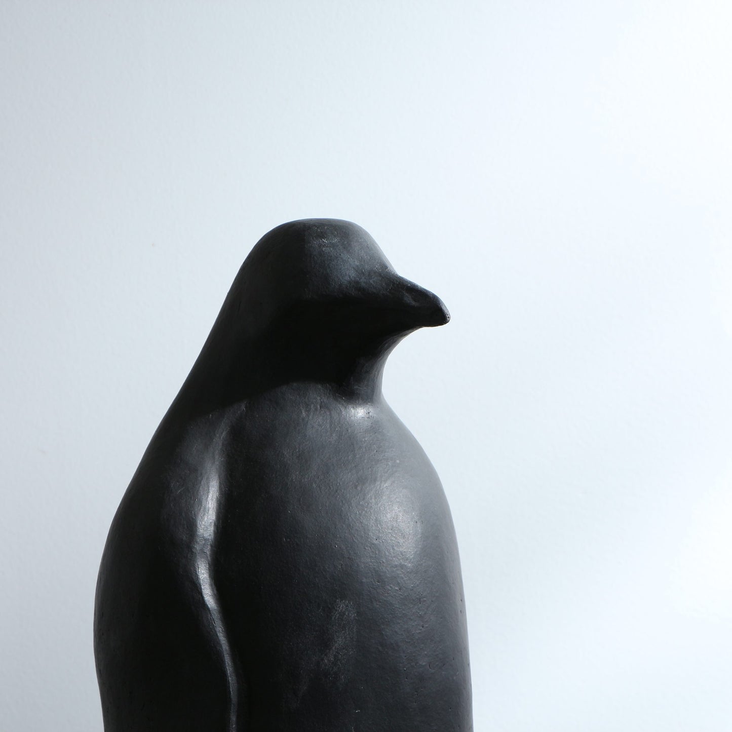 Sculpture de manchot en grès noir – XXL