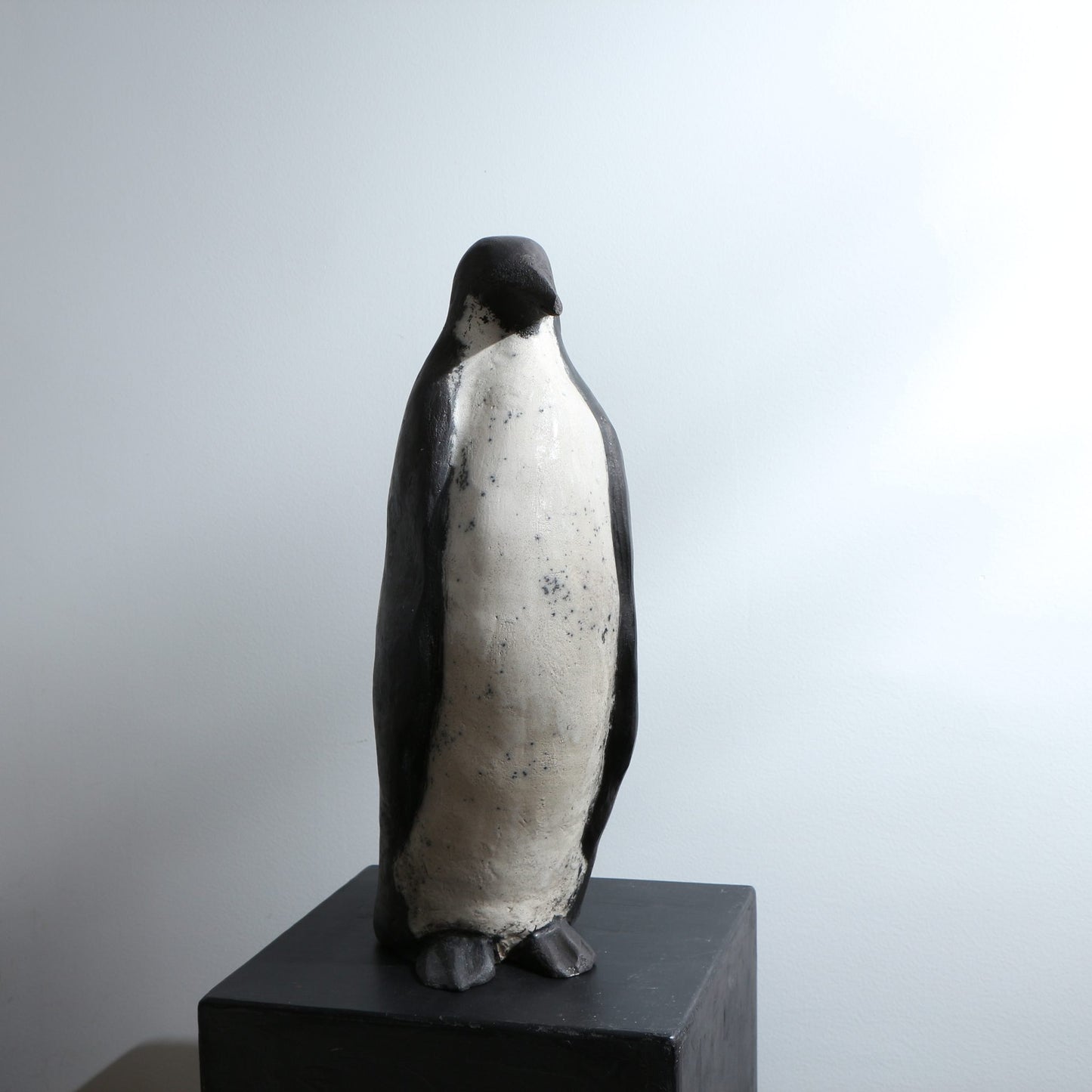 Sculpture de manchot en céramique raku